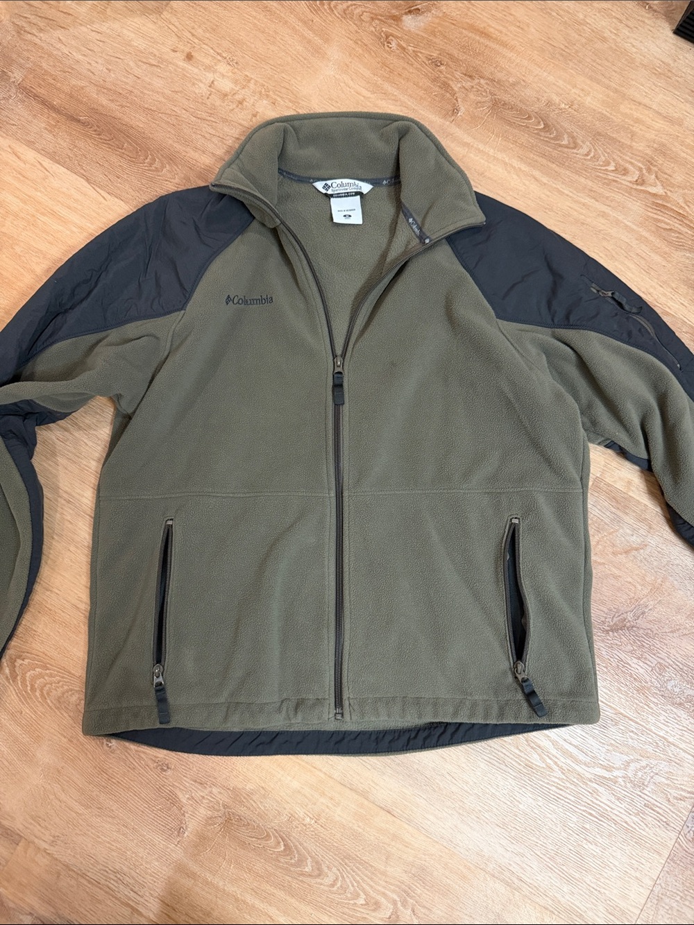 Columbia Men’s Olive Green Fleece Jacket with Black Shoulder Panels